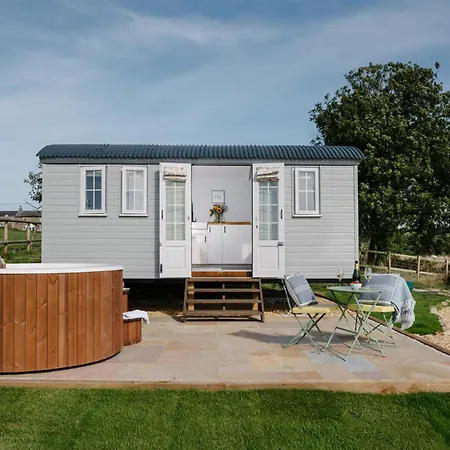 Shepherds Hut At Chenhall Farm