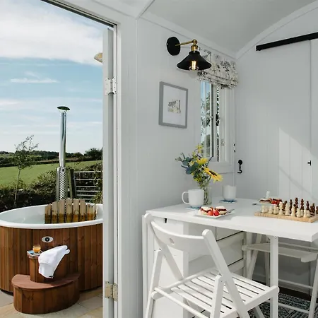 Shepherds Hut At Chenhall Farm Apartamento