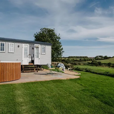 Shepherds Hut At Chenhall Farm Apartamento Helston
