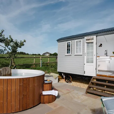 Shepherds Hut At Chenhall Farm *