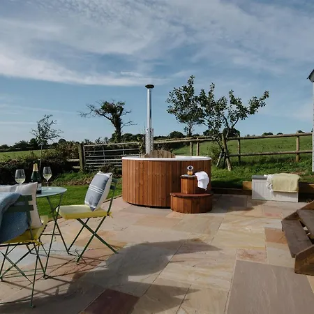 Shepherds Hut At Chenhall Farm Apartamento *
