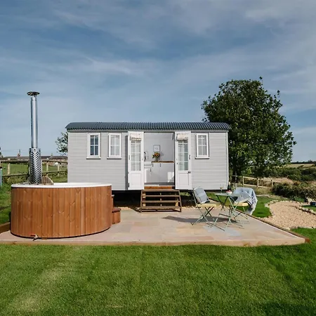 Shepherds Hut At Chenhall Farm