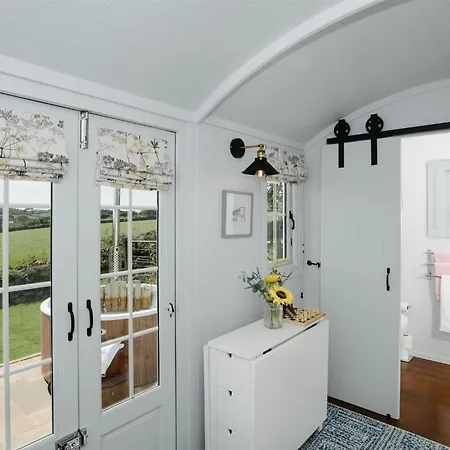 Shepherds Hut At Chenhall Farm Apartamento Helston